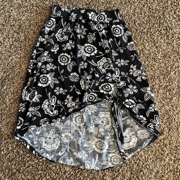 🐶🐶Roxy girl small black floral skirt🐶🐶 - Picture 1 of 5